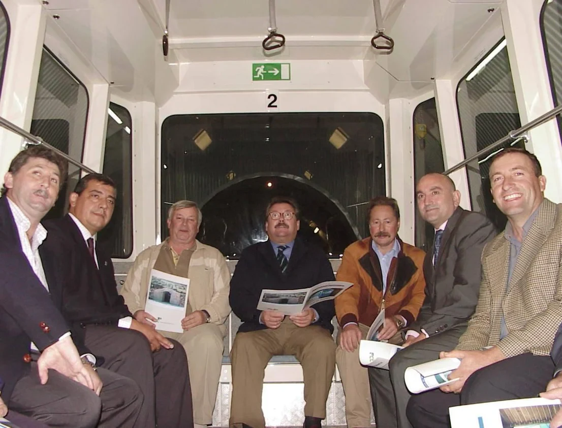 Personas junto a la puerta del funicular en una fotografía de 2001