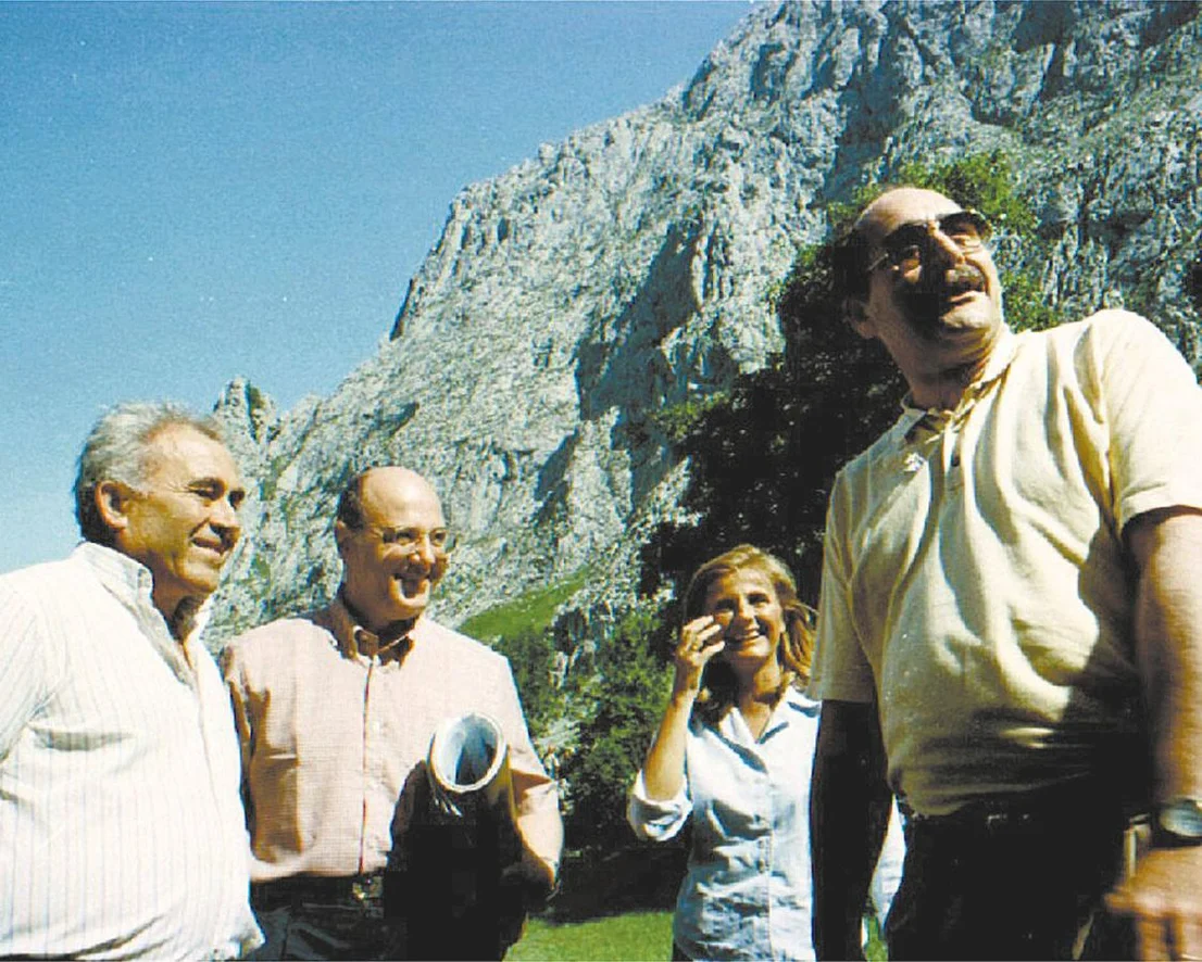 Vecinos de Bulnes reunidos al aire libre