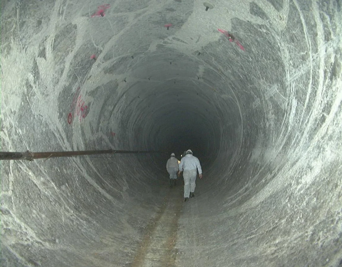 Dos personas en el interior del túnel todavía en obras