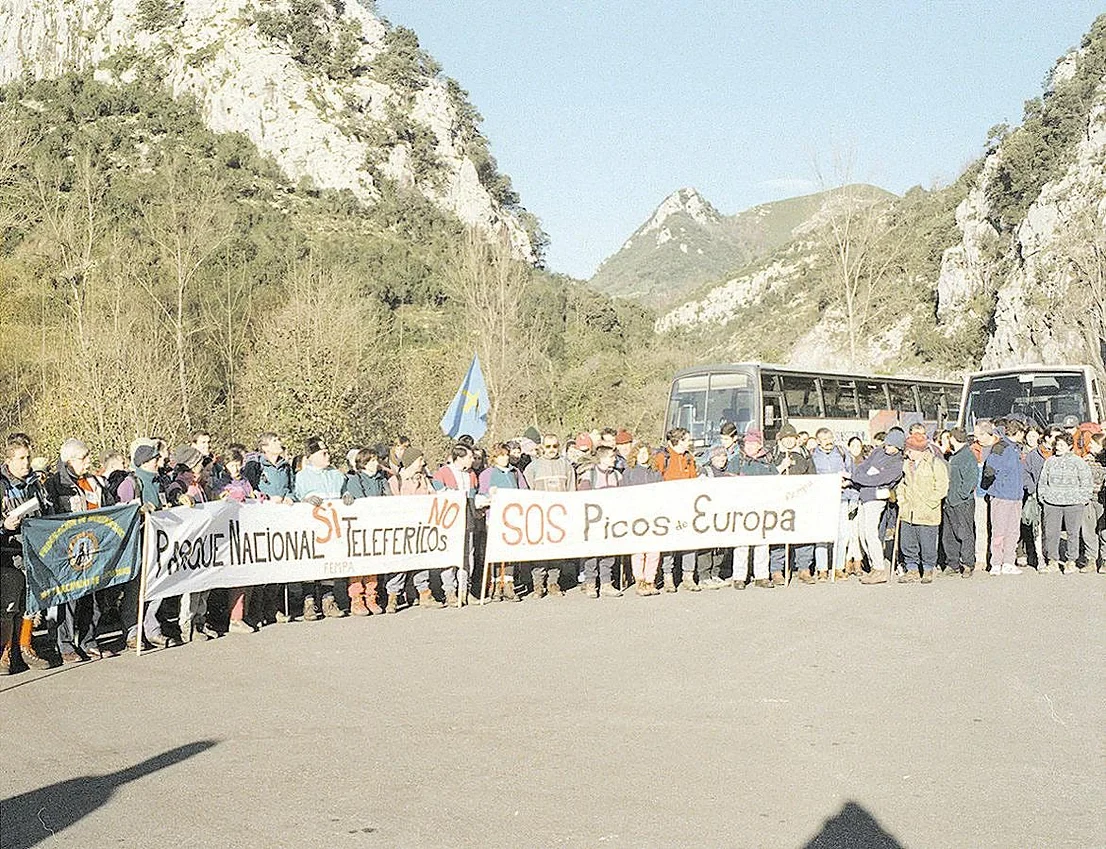 Manifestación con una pancarta contraria al funicular en 1997
