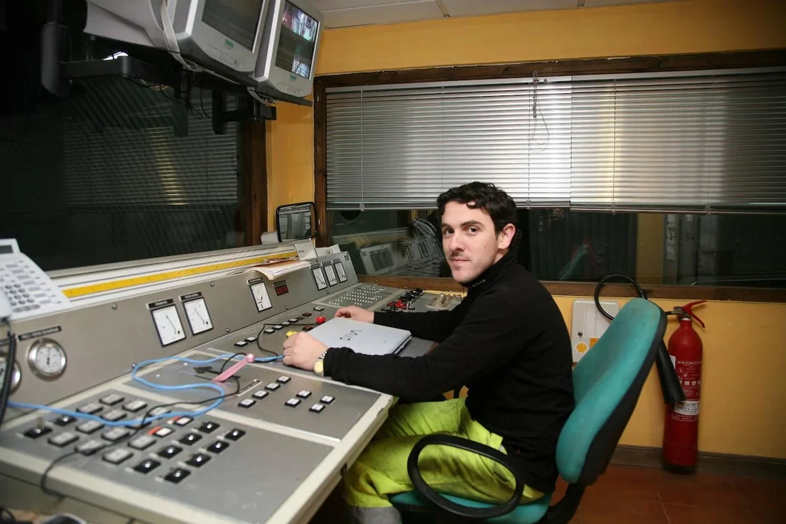 Operador en la sala de control del funicular en una fotografía de archivo de 2007