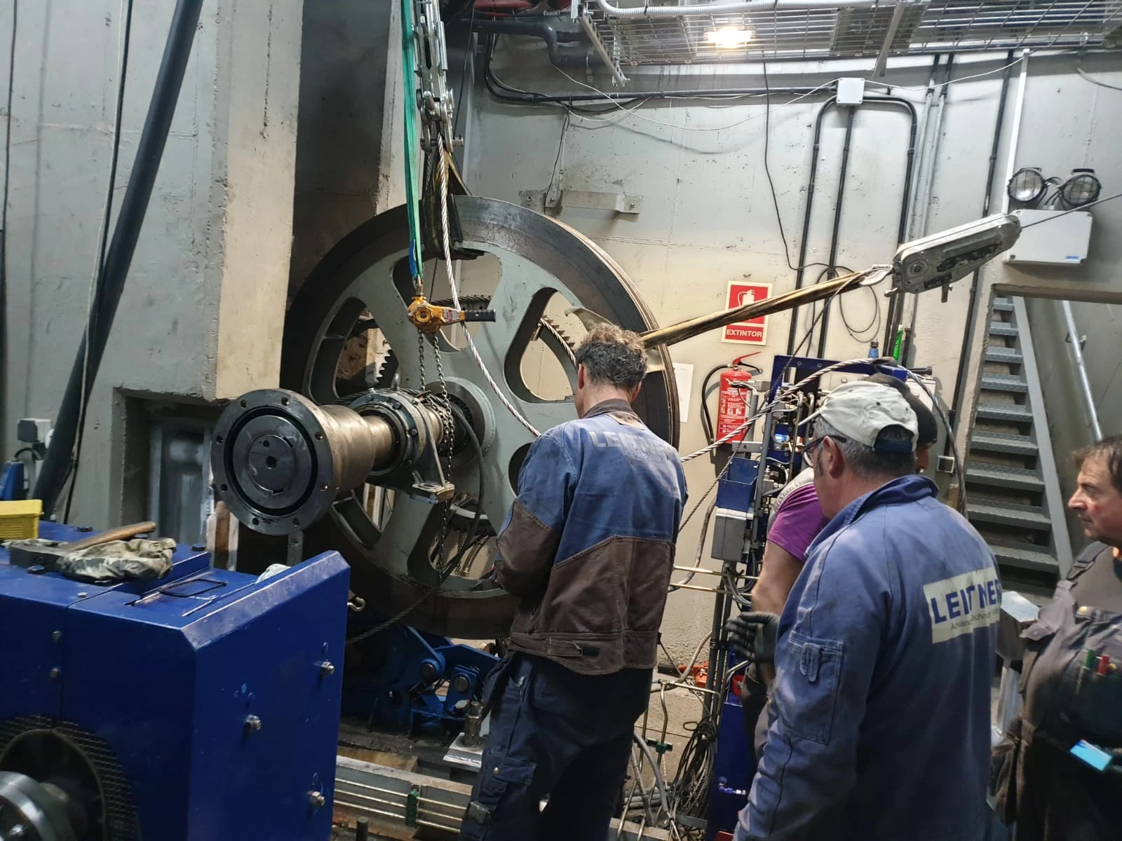 Trabajadores realizando una intervención en el grupo motor del funicular