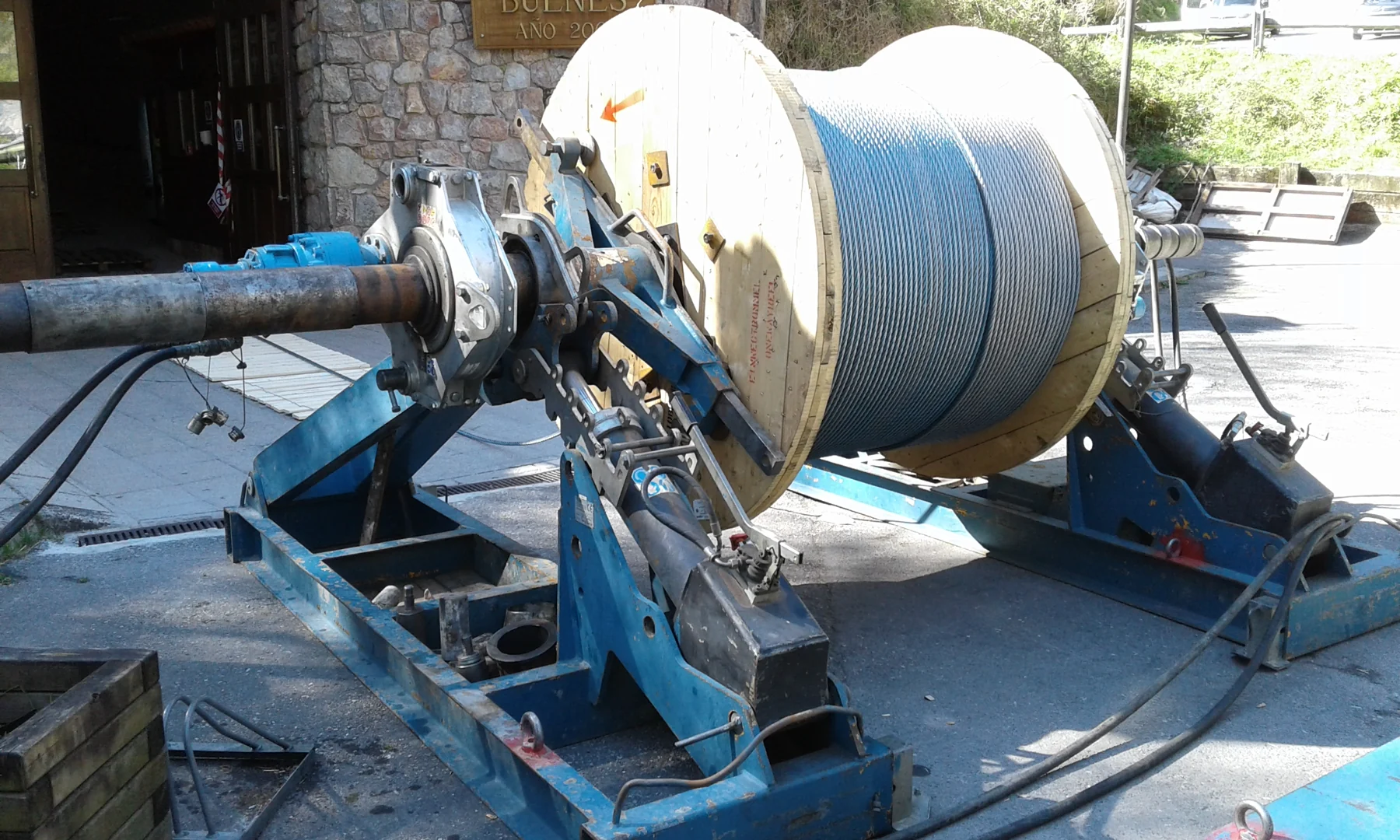 Gran bobina de cable instalada en el exterior