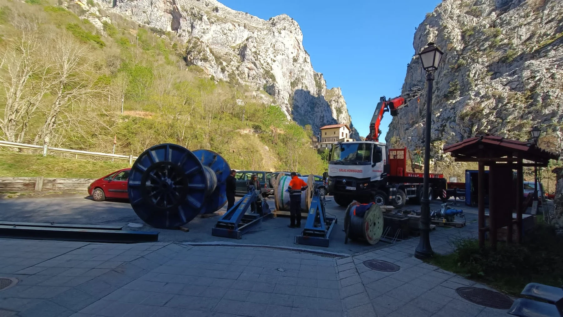 Equipos de trabajo y bobina de cable en el exterior