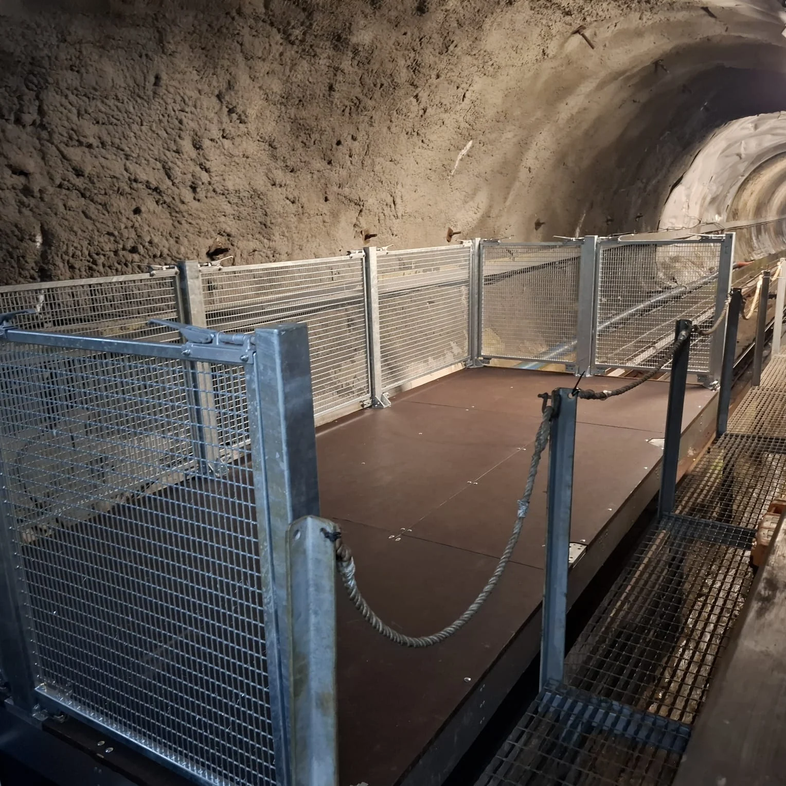 Plataforma de mercancías con cerramiento metálico
