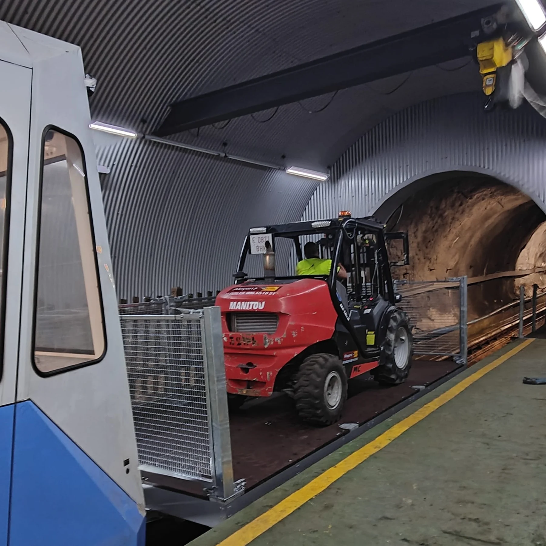 Vehículo de carga sobre la plataforma del funicular