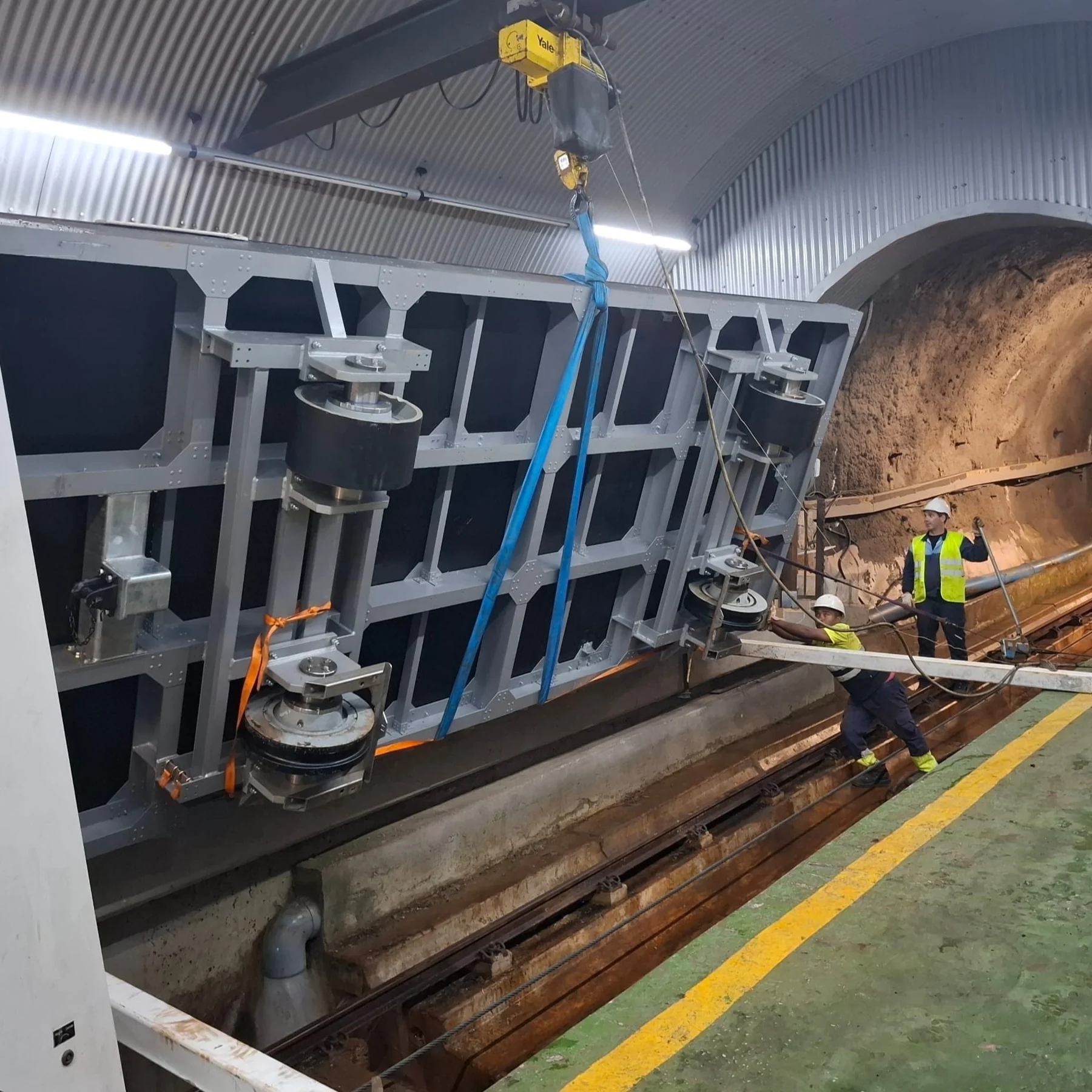 Elevación y montaje de una plataforma en la estación