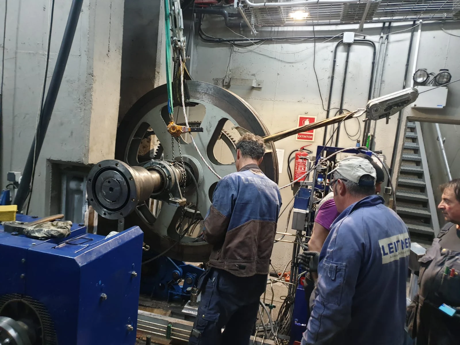 Equipo de mantenimiento trabajando en el grupo motor