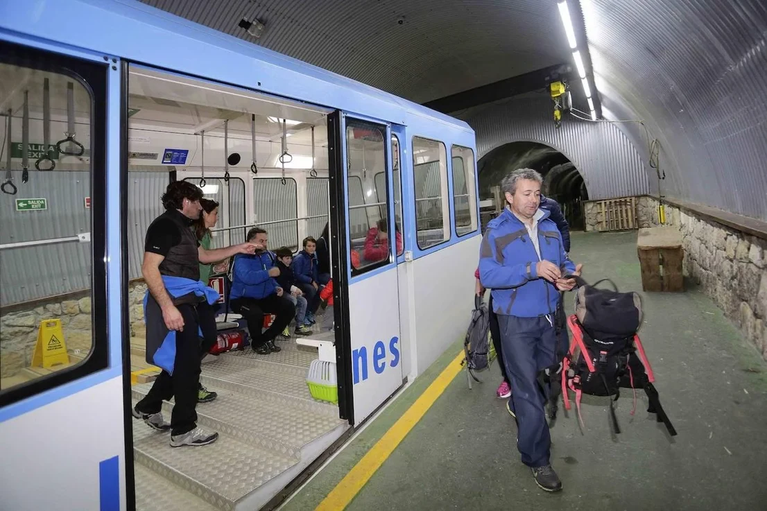 Viajeros accediendo al funicular en una imagen de archivo de 2015
